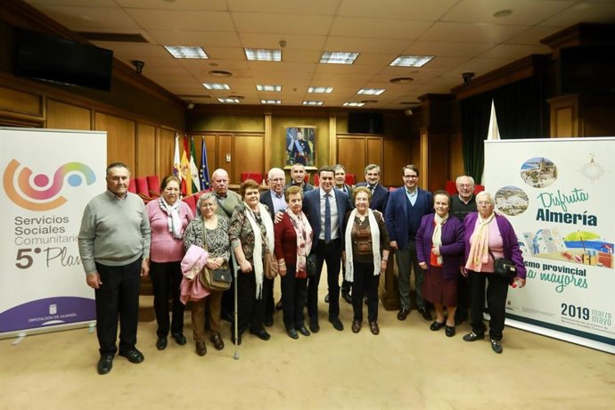 El presidente de Diputación con los mayores presentes en la rueda de prensa.