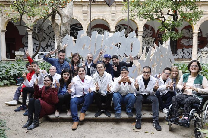 Cultura.- Pichiavo y alumnos de Educación Especial construyen una falla infantil