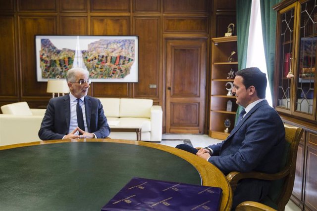 El presidente de Diputación con el cónsul honorario de Malí en Almería.