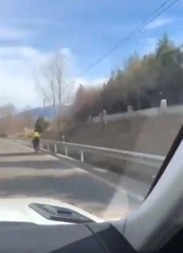 Messi adelanta en coche a un ciclista y su vídeo se hace viral