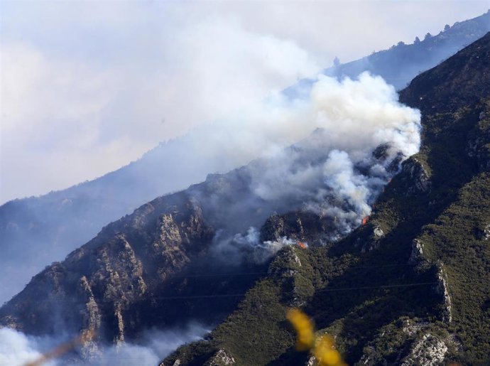 Labores de extinción de incendios forestales en Asturias  
