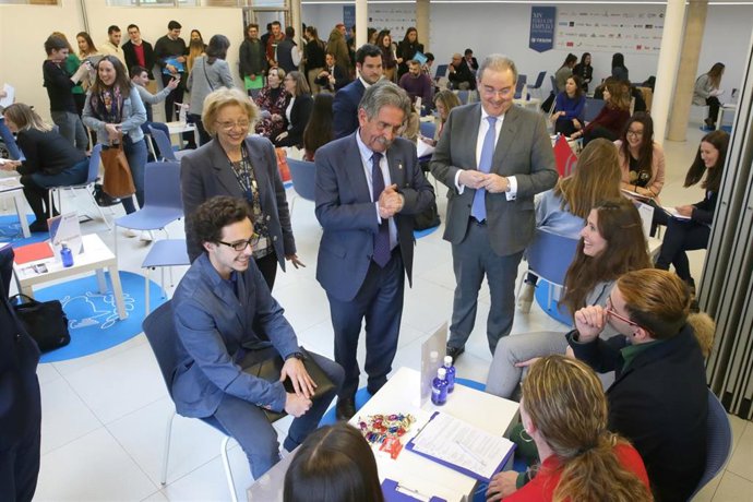 Miguel Ángel Revilla en la Feria del Empleo en Cesine