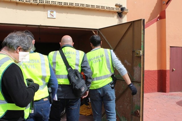 Sucesos.-Desarticulan en Ceuta una red que vendía embarcaciones precarias a migr