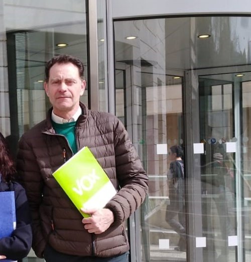 VOX lleva a la Fiscalía la aparición en Lleida de muñecos ahorcados con caras de