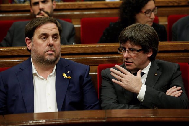 Junqueras y Puigdemont hablan en el Parlament