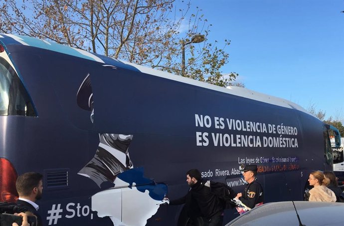 Puig cree "acertada" la decisión de retener el autobús de HazteOír porque Valnc