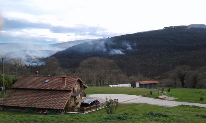 Cinco incendios siguen activos en Cantabria, el más importante en Puente Viesgo