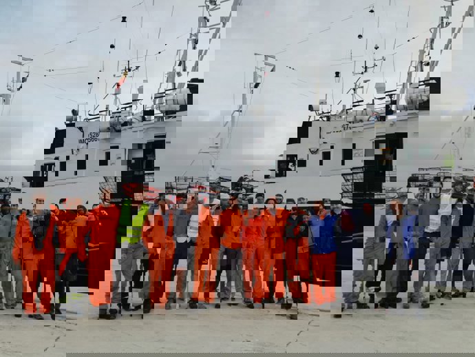 Tripulación del buque de rescate Alan Kurdi tras atracar en el puerto de Palma