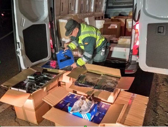 La Guardia Civil decomisa un furgón en A-52, en Riós (Ourense), con prendas fals
