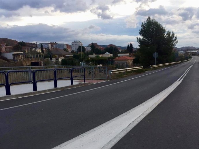 Licitadas las obras para construir un tramo de acera en la carretera LR-115 en A