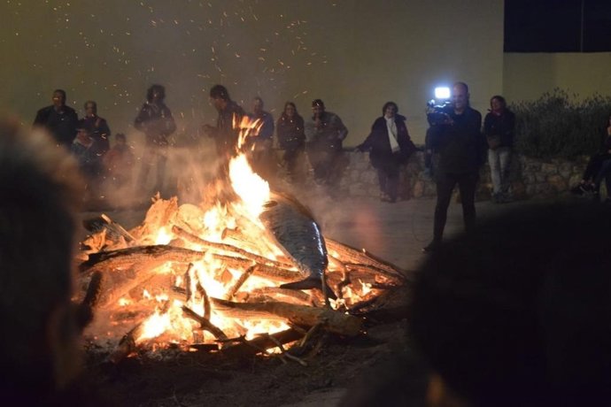 Unas 500 personas participan en la nueva edición del Entierro de la Sardina en P