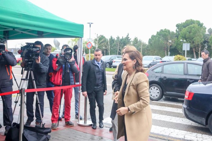 Distintas políticos visitan el Tanatorio de La Paz en Tres Cantos (Madrid) para 