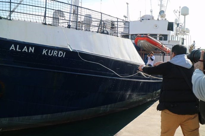 El vaixell Alan Kurdi torna al port de Palma pel mal temps i esperen volve