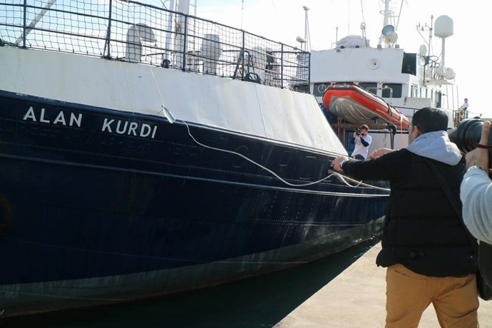 El vaixell Alan Kurdi torna al port de Palma pel mal temps i esperen volve