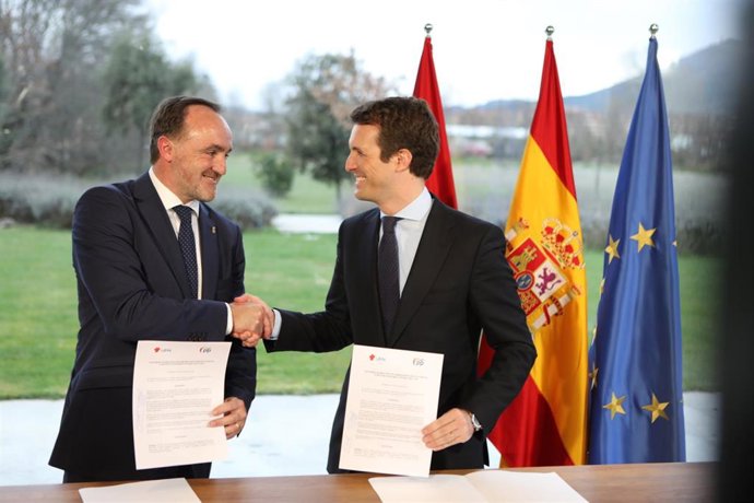 El presidente del Partido Popular, Pablo Casado, y el presidente de UPN, Javier 