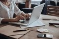Las mujeres tienen un 30% menos de probabilidades de ser contratadas que los hombres