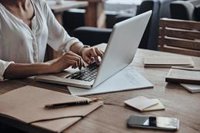 Las mujeres tienen un 30% menos de probabilidades de ser contratadas que los hombres