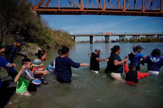 Migrantes centroamericanos cruzan Río Negro, en México