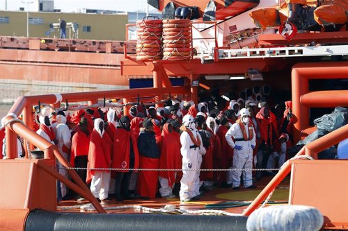 Llegan al puerto de Málaga  72 inmigrantes rescatados de una patera.