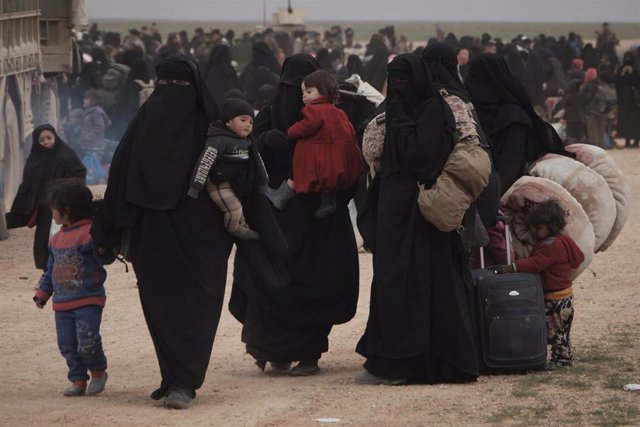 Civilians leave last IS-held area in eastern Syria
