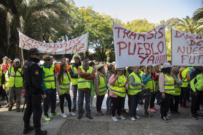 Concentración de los vecinos de Tharsis ante la Audiencia Provincial