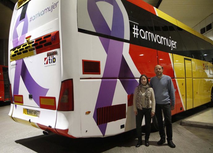 Tres busos del TIB circulen aquesta setmana amb el lla morat amb motiu del Dia 