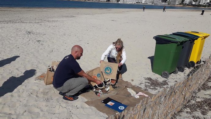 Una quincena de voluntarios recogen 16 kilos de residuos en la playa de Santa Po