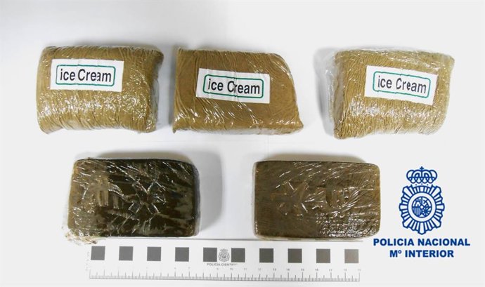 Sucesos.- Detenido un hombre en Gijón que llevaba medio kilo de hachís entre sus