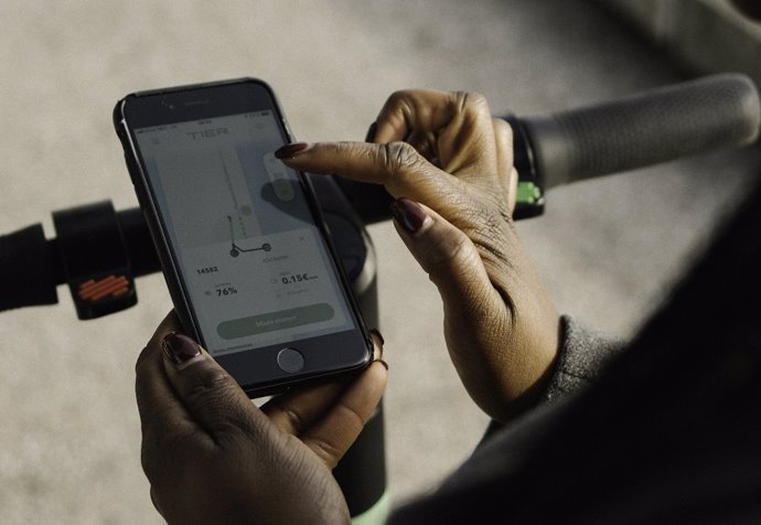 Los patinetes eléctricos echan a rodar en Madrid y ya se pueden buscar en la app