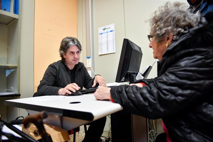 Italians start applying for new government anti-poverty subsidies