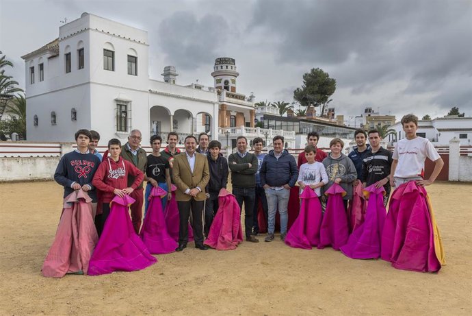 Sevilla.- Ricardo Sánchez visita la Escuela de Tauromaquia de Sevilla por su 25 