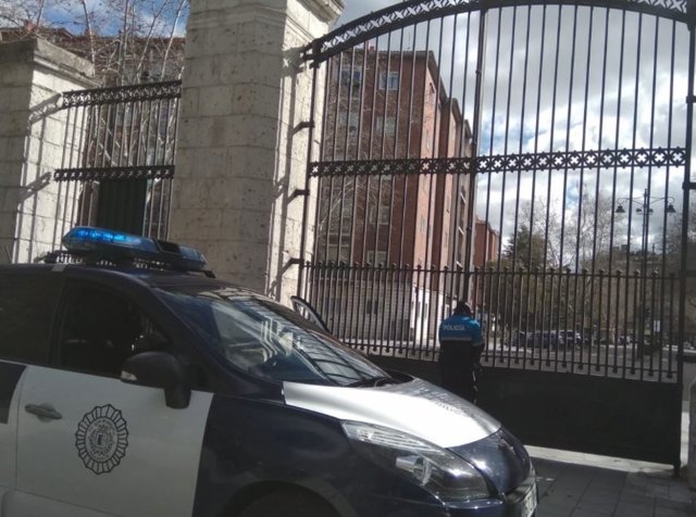 Un policía cierra el acceso a Campo Grande de Valladolid
