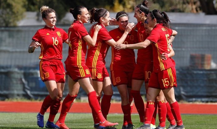 Fútbol/Selección.- La selección femenina gana a Suiza (0-2) y termina séptima en
