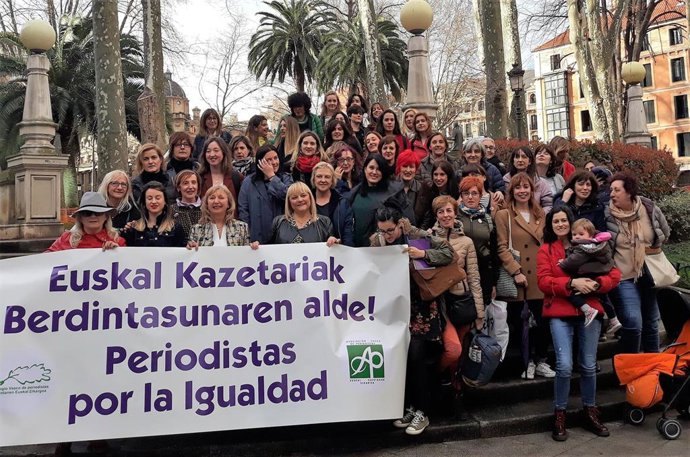 8M.- Más De Medio Centenar De Periodistas Vascas Se Concentran En Bilbao "Por La