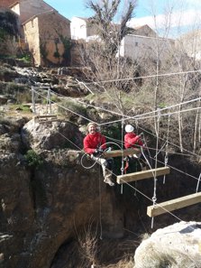 Dos trabajadores construyendo la pasarela de Almon
