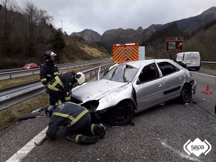 Sucesos.-Una mujer herida de consideración en un accidente de tráfico en Ribades