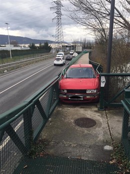 Sucesos.- Un vehículo se queda empotrado en un paseo peatonal junto al Arga en e