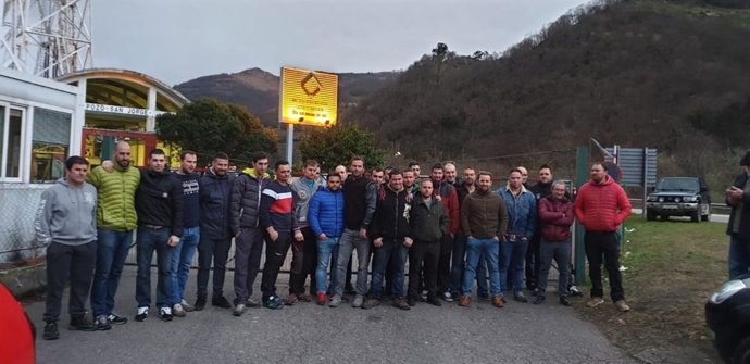 Los mineros del pozo Santiago abandonan su encierro tras casi una semana bajo ti