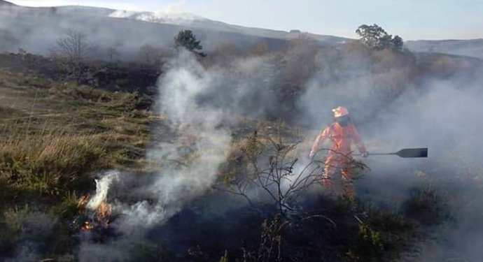 Dos incendios forestales activos en Villacarriedo y Santa María de Cayón