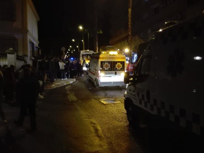 Sucesos.- Siete personas afectadas por el incendio de una vivienda en Almendrale