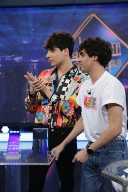 Pablo Motos y Los Javis regalan móviles al público de El Hormiguero