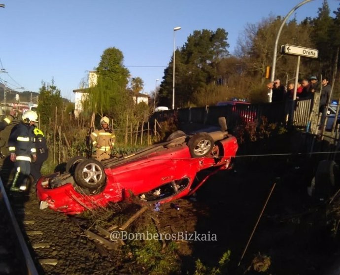 Un helicóptero traslada a Cruces a un conductor de coche herido grave tras ser a