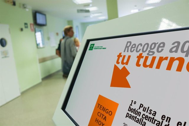 Usuarios del Hospital de Día Oncológico del Virgen del Rocío utilizan dispositiv