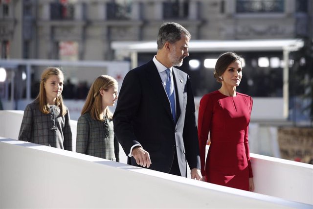 Los Reyes Felipe y Letizia, acompañados por los eméritos don Juan Carlos y doña 