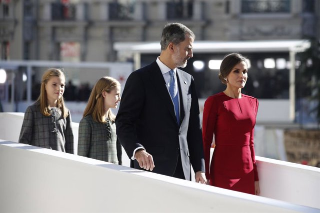 Els Reyes Felipe i Letizia, acompanyats pels emèrits don Joan Carlos i donya 