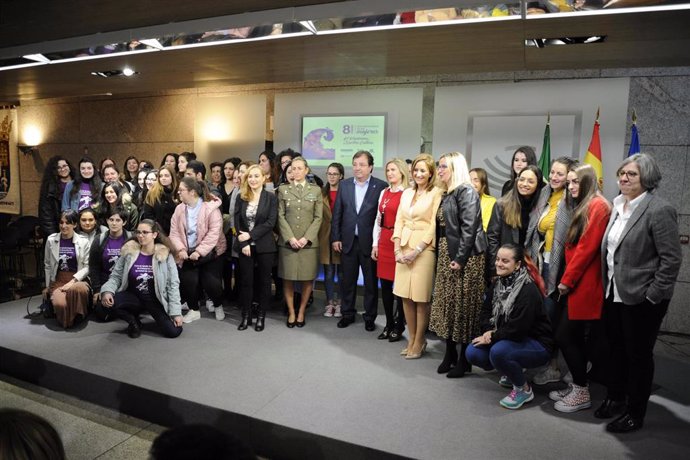 8M.- Extremadura Invita A Acabar Con Las Desigualdades Que Separan A Hombres Y M