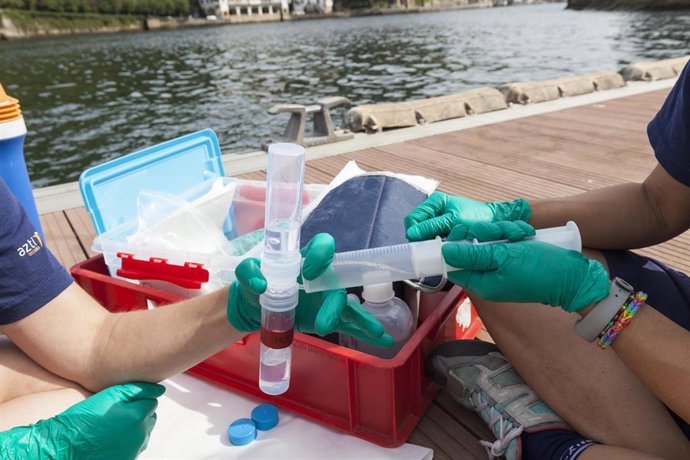 Muestreo de aguas marinas.