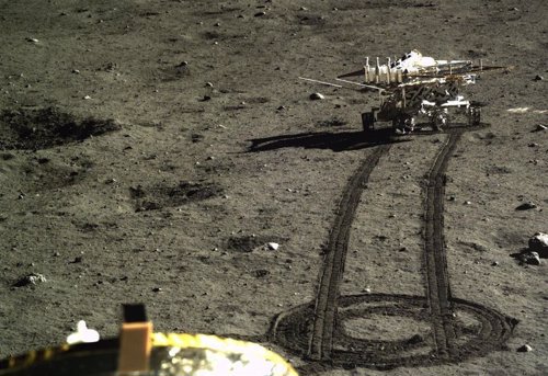 El rover chino estudia el origen de piedras en la cara oculta de la Luna