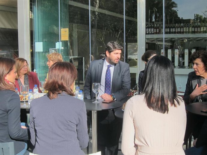 López Miras: "Claro que Ábalos ve a la Región de Murcia bien, pero es que todo l