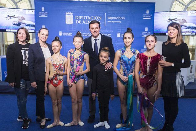 El presidente de Diputación y la diputada de Deportes con gimnastas almerienses.